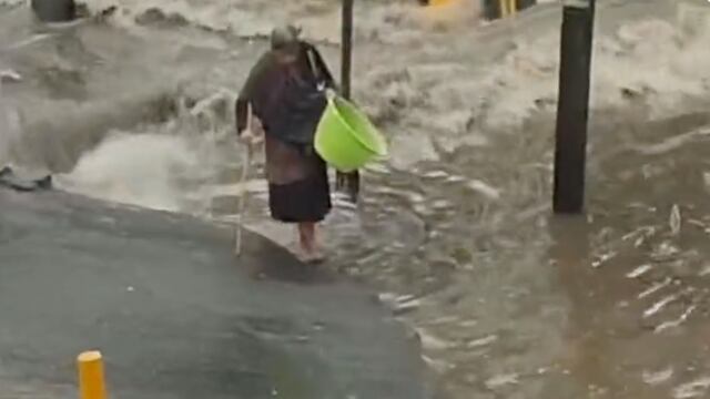 Mujer de la tercera edad es arrastrada por inundaciones