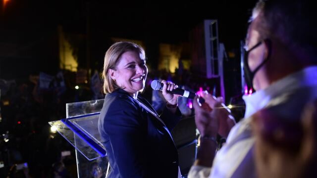 Usan número celular de Maru Campos para pedir dinero