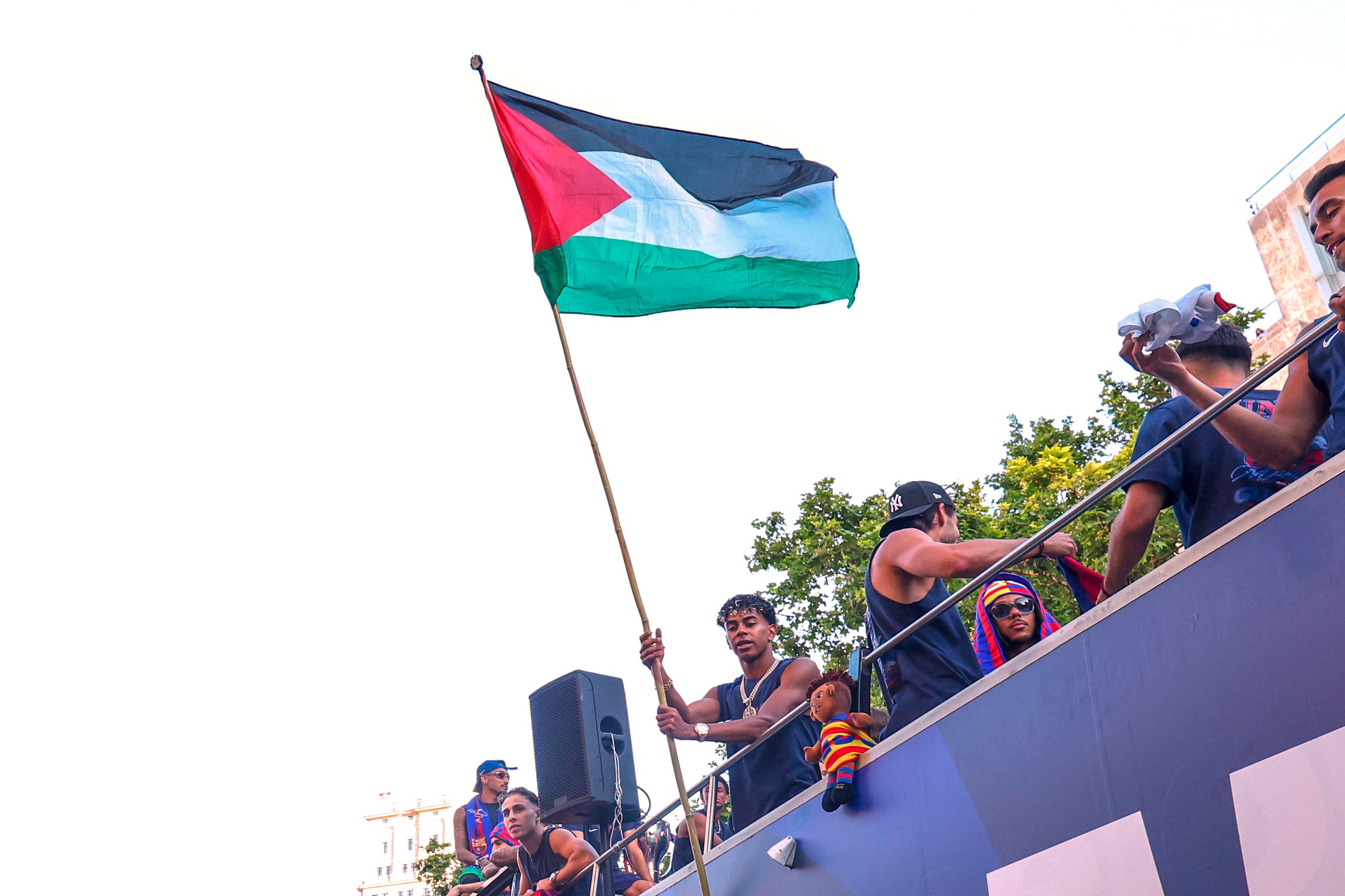 Lamine Yamal recibe críticas tras aparecer con bandera palestina en festejo del Barcelona.