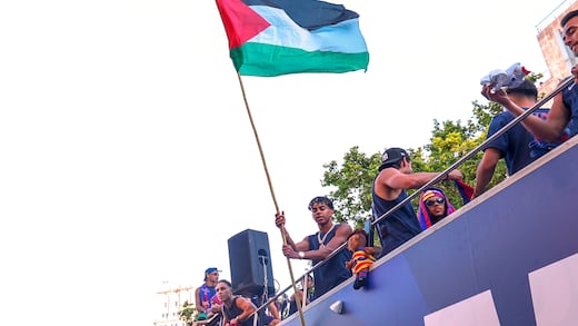 Lamine Yamal recibe críticas tras aparecer con bandera palestina en festejo del Barcelona