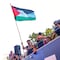 Lamine Yamal recibe críticas tras aparecer con bandera palestina en festejo del Barcelona