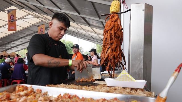 Decenas de personas acudieron a degustar tacos en Feria del Taco en la alcaldía Iztapalapa, en la que se encuentran variedades de este platillo como los clásicos de suadero y pastor