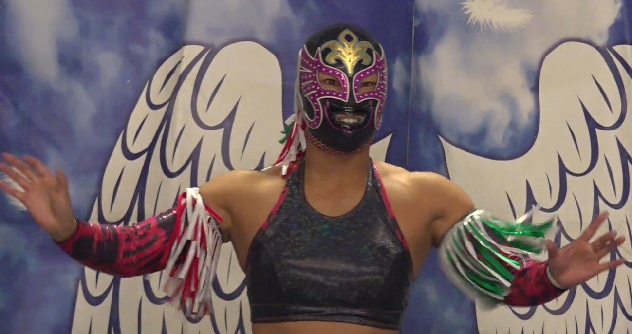 Luchadora japonesa entra al ring con música de Valentín Elizalde