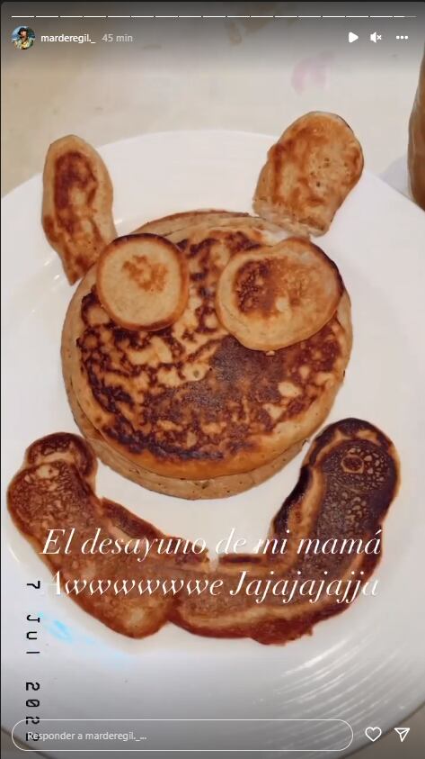 Mar de Regil muestra los hotcakes que le hizo su mamá.