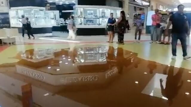 Plaza Galerías Mazatlán se inunda.