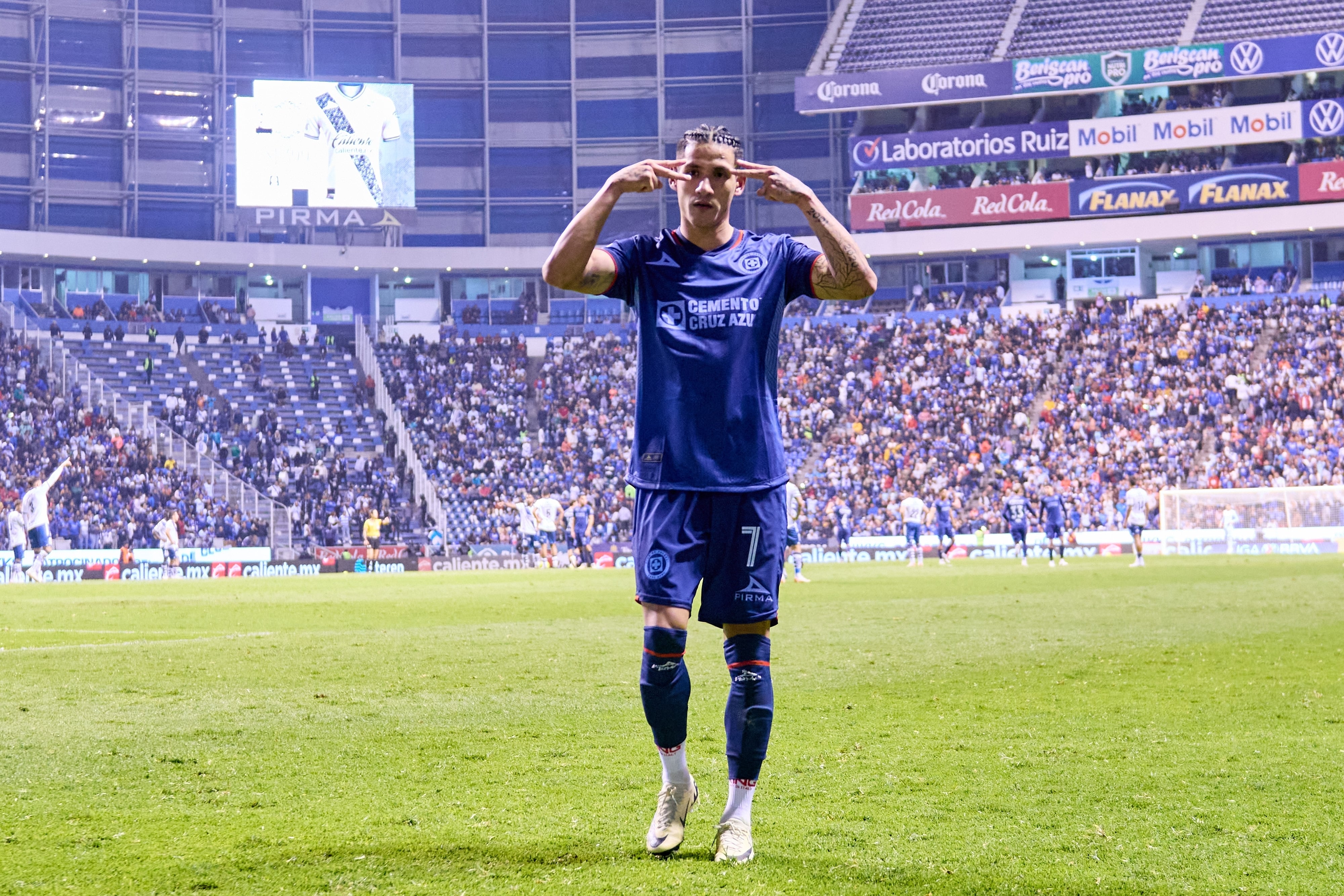 Uriel Antuna ante Puebla