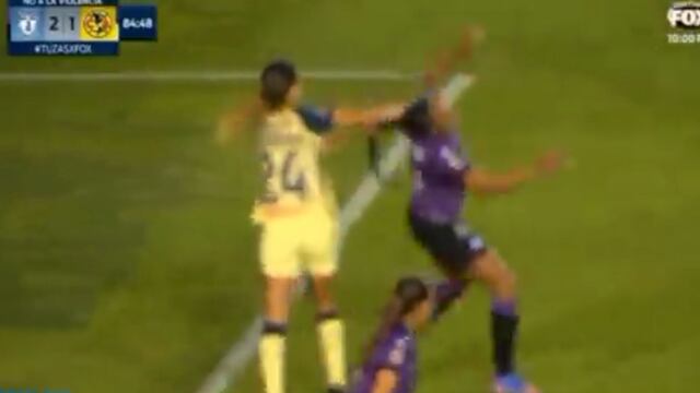 Scarlett Camberos se olvidó del juego limpio y jaló del pelo a Daniela Arias.