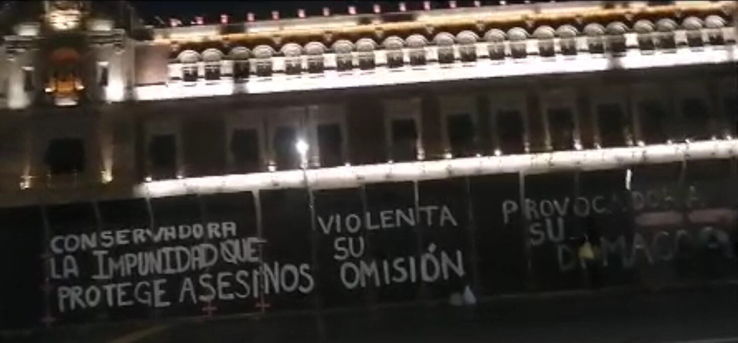 Pinta en vallas de Palacio Nacional