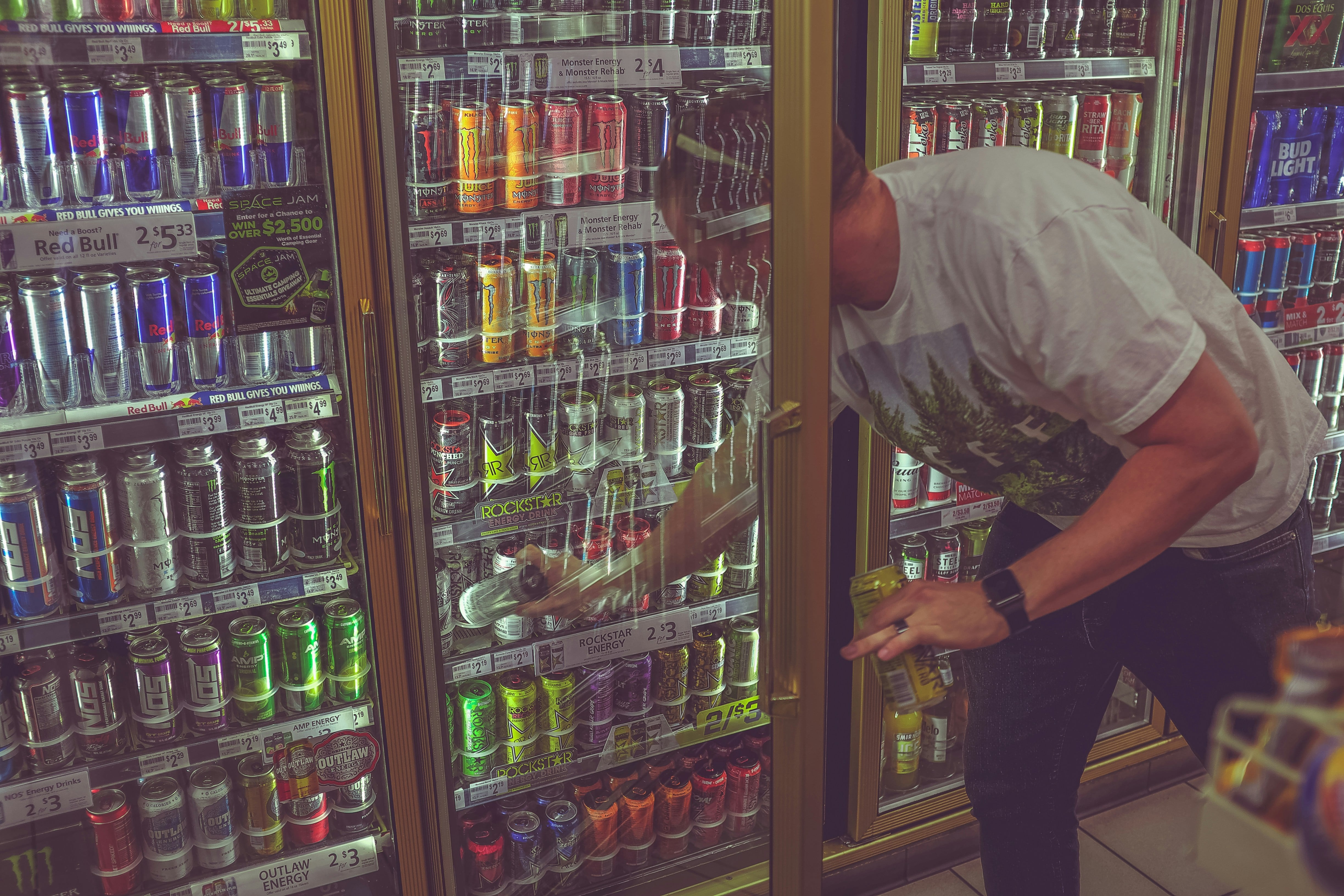Aprueban iniciativa de prohibición de venta de bebidas energéticas a menores de 18 años