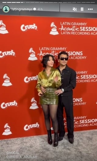 Ángela Aguilar y Christian Nodal en los Latin Grammy posando como esposos.