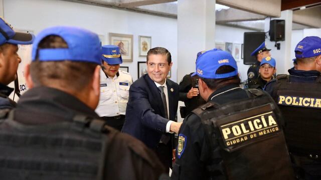 Giovani Gutiérrez reconoce el trabajo de capacitación de policías en Coyoacán.