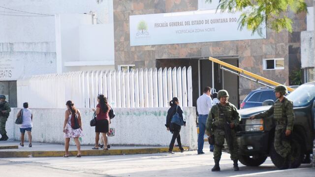 Fuerzas federales resguardando la Fiscalía de Quintana Roo.