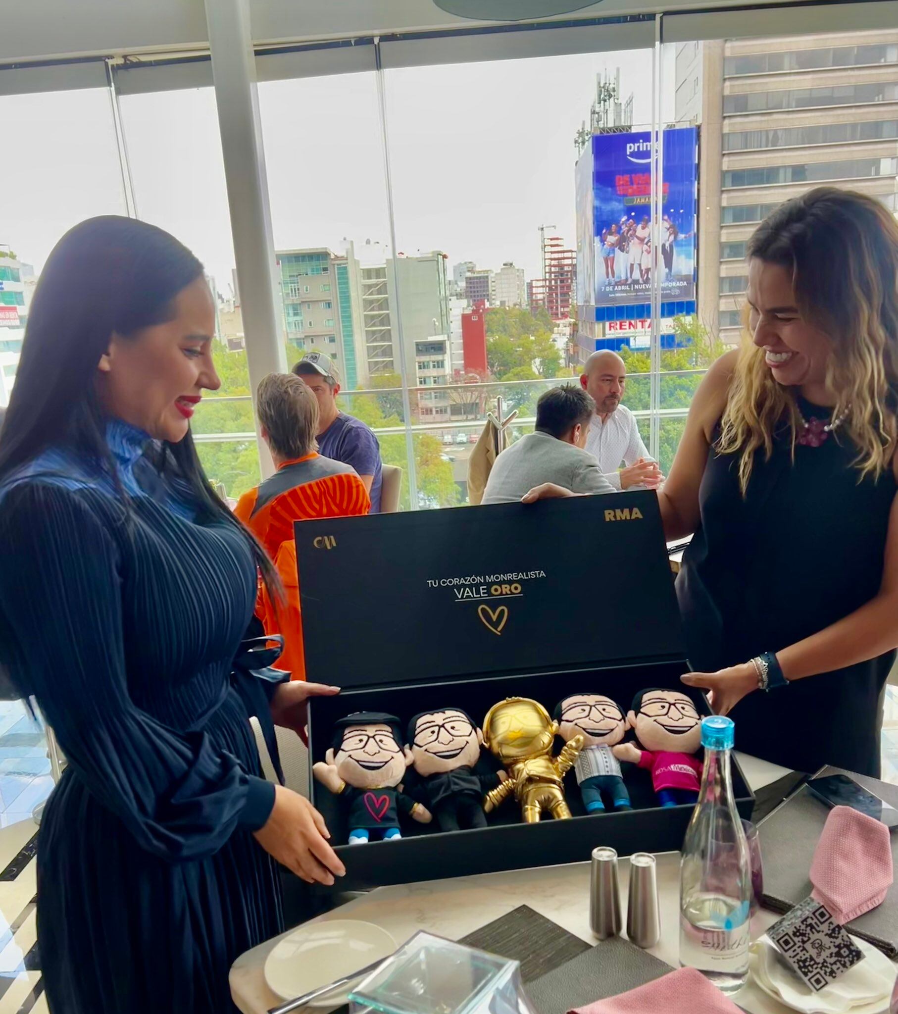 Sandra Cuevas presume peluches de Ricardo Monreal