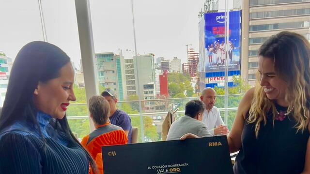 Sandra Cuevas presume peluches de Ricardo Monreal