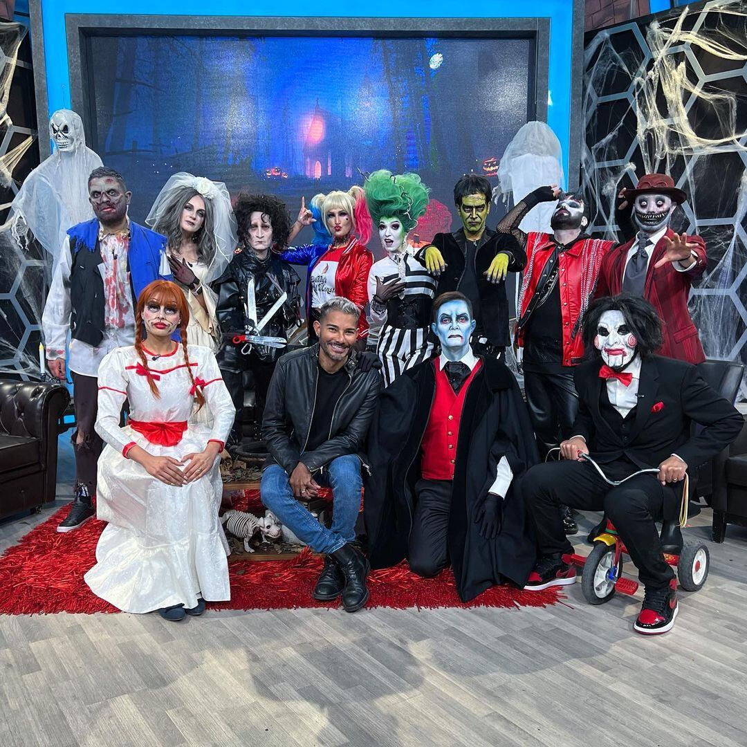 Conductores de Venga La Alegría disfrazados para Halloween.