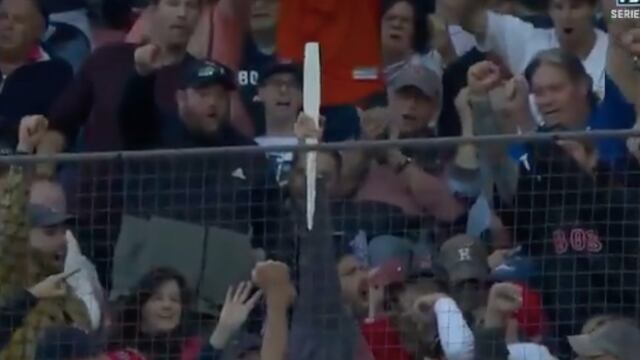Un aficionado cachó un bat que iba directo a las gradas