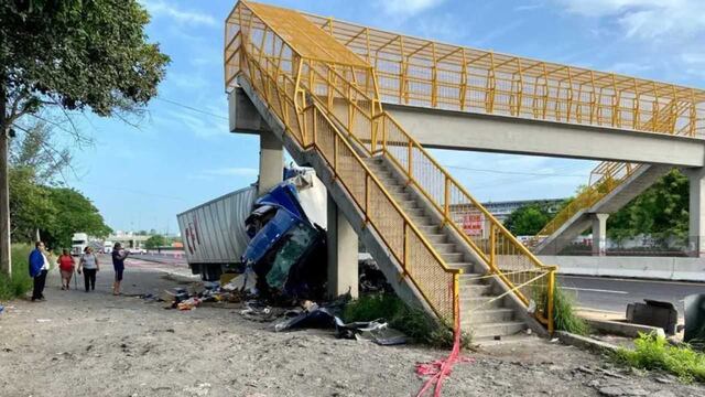 Autopista Veracruz-Cardel se mantiene cerrada por aparatoso choque
