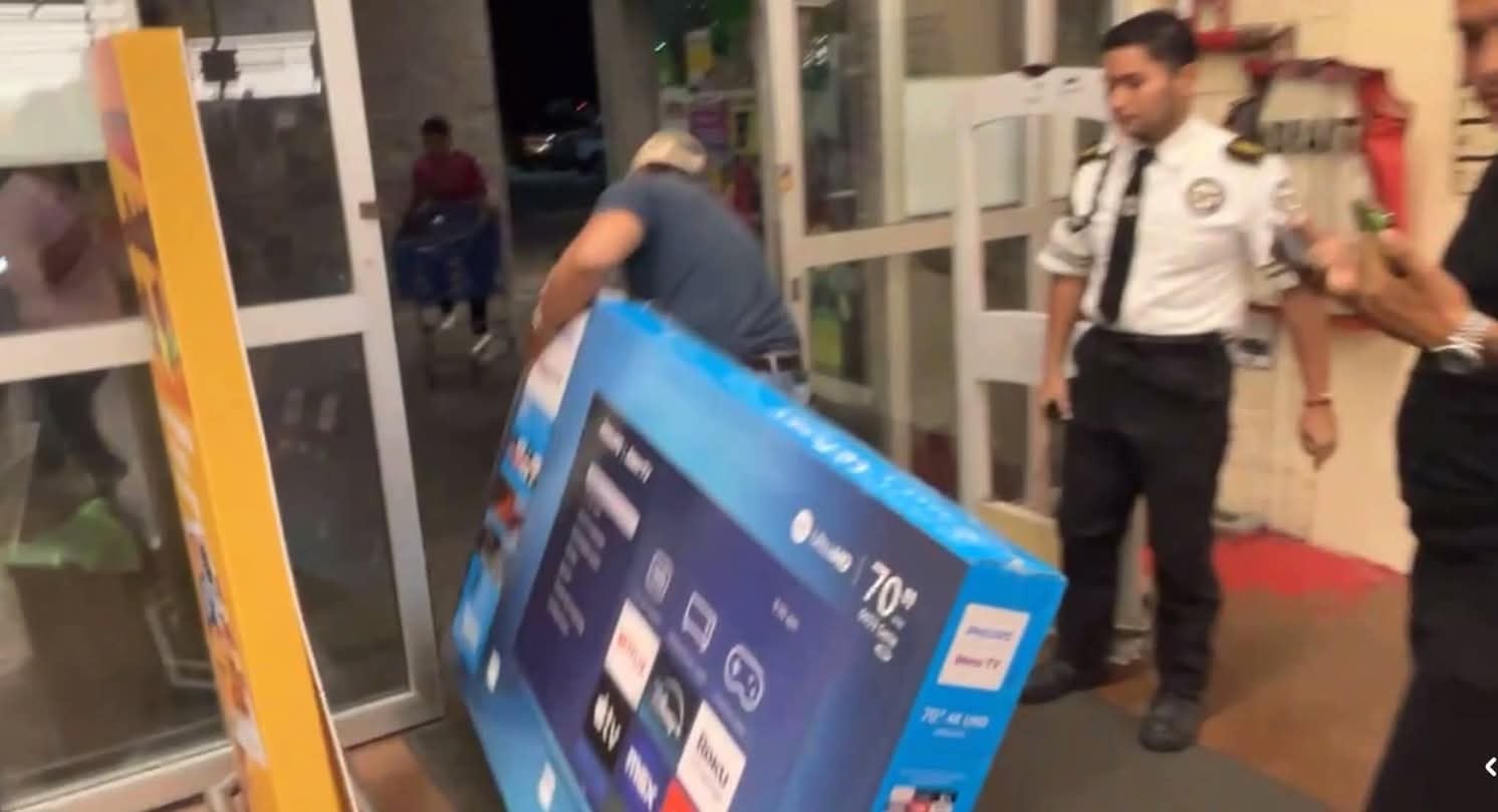 Pelea por una pantalla entre cliente y empleados en Walmart Campeche