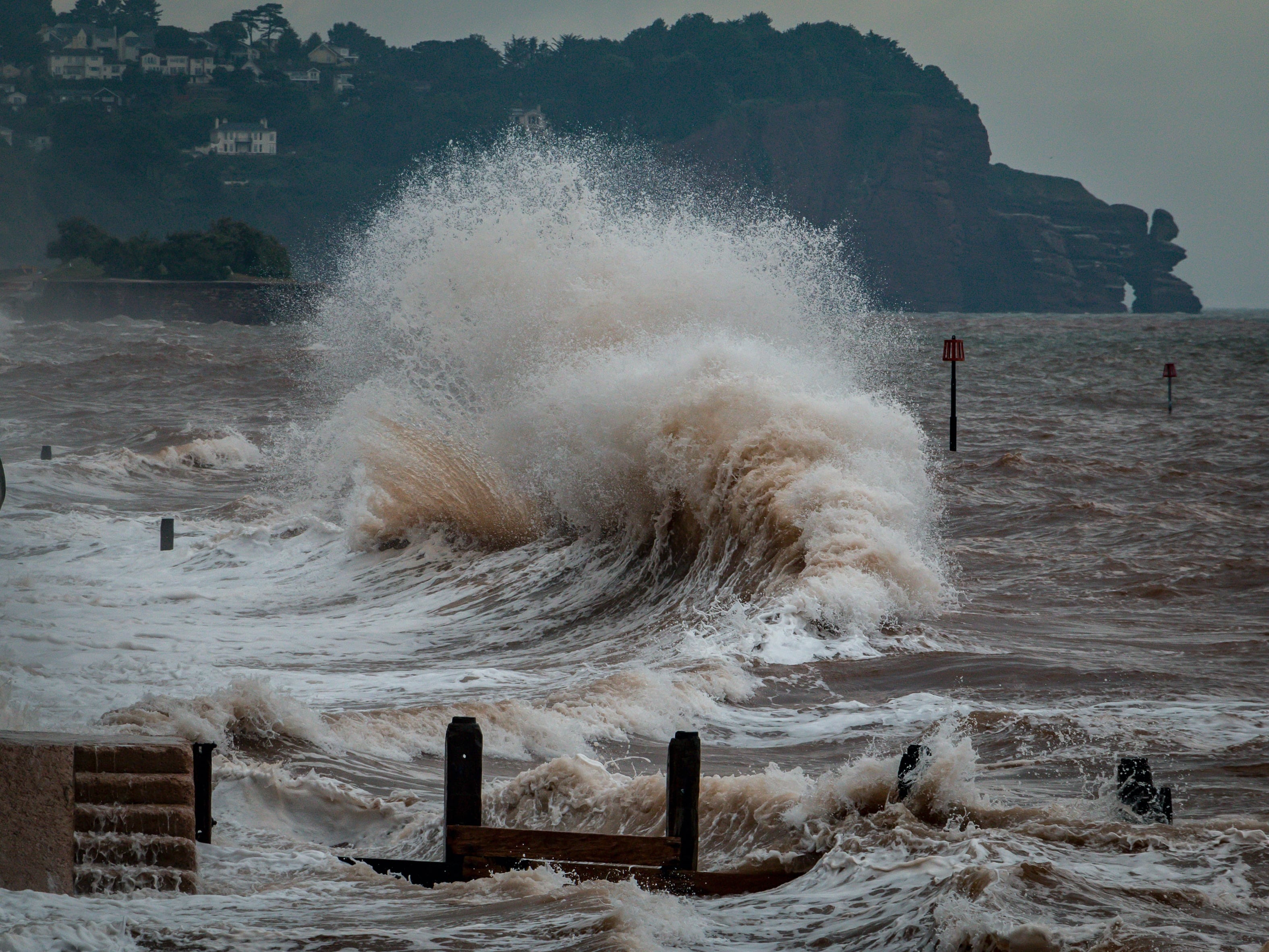 Este es el significado de soñar con un tsunami