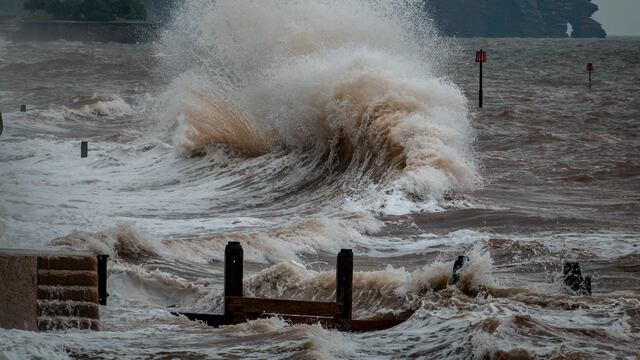 Este es el significado de soñar con un tsunami