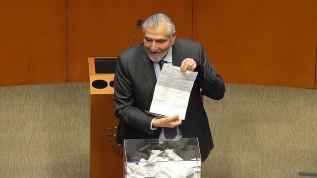 El senador Adán Augusto mostró su voto a favor para la elección de los próximos magistrados durante la Sesión Ordinaria en el Senado de la República