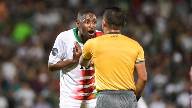 Árbitro Ivan Barton y  Kelvin Leerdman de Surinam