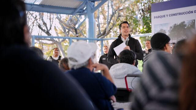 Felifer Macías entrega rehabilitación de parque y arcotecho en Patria Nueva.