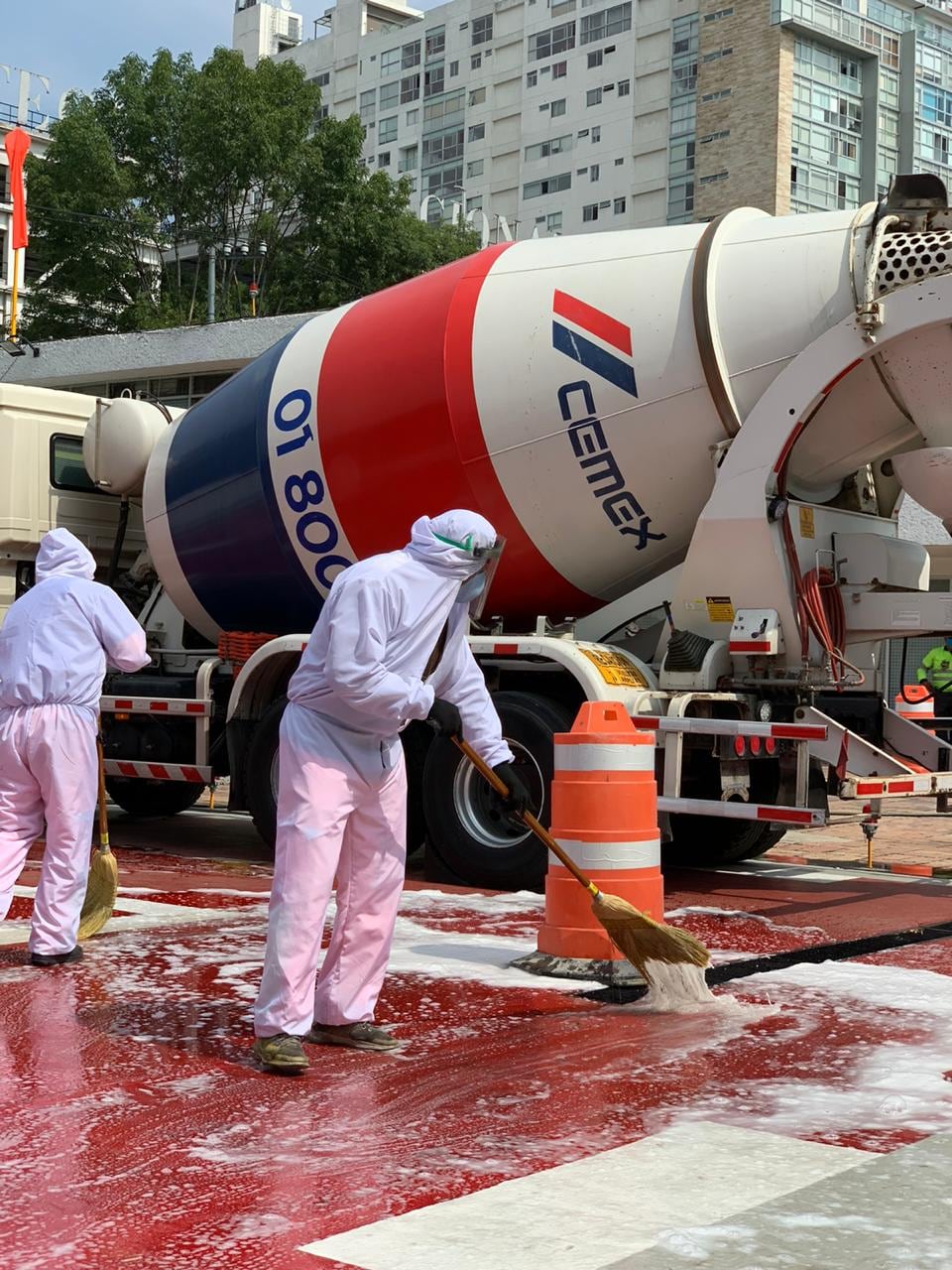 CEMEX brinda apoyo con sus camiones revolvedores para sanitizar el Hospital General de Xoco en la Alcaldía Benito Juárez en CDMX.  (24 de abril)