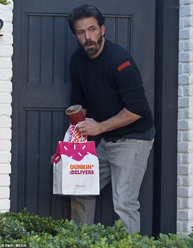 Ben Affleck es visto atendiendo un Dunkin’ Donuts