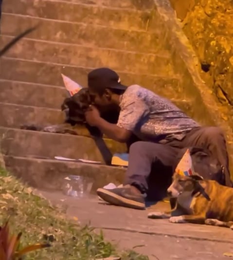 Hombre sin hogar festeja cumpleaños de sus perritos