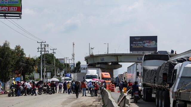 Bloquean carretera México-Cuautla por inundaciones en Chalco