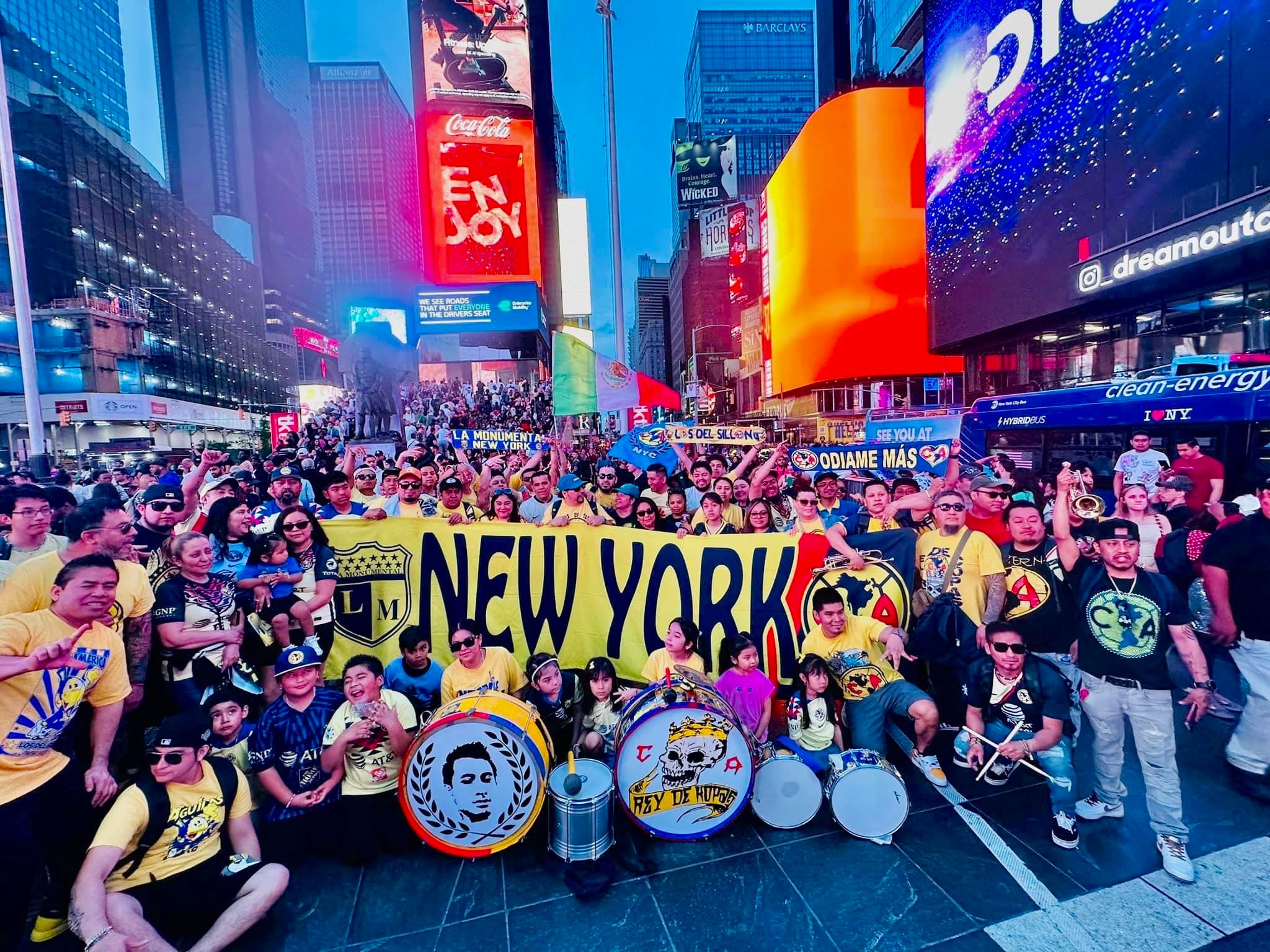 Fans del Club América en Times Square de Nueva York