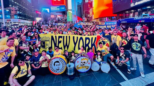 Fans del Club América en Times Square de Nueva York