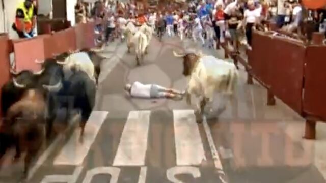 Famoso periodista deportivo sufre impactante golpe de un toro en un evento en España