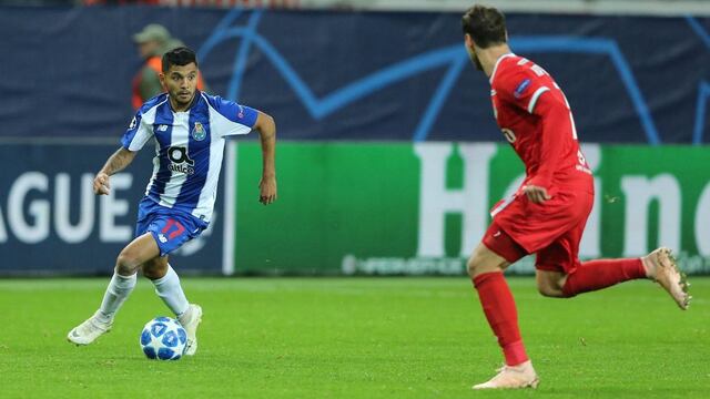 ‘Tecatito’ Corona prepara un desborde.