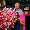 Gregorio Cruz Martínez, alcalde en Axtla de Terrazas, regaló 25 mil pesos en un ramo de rosas