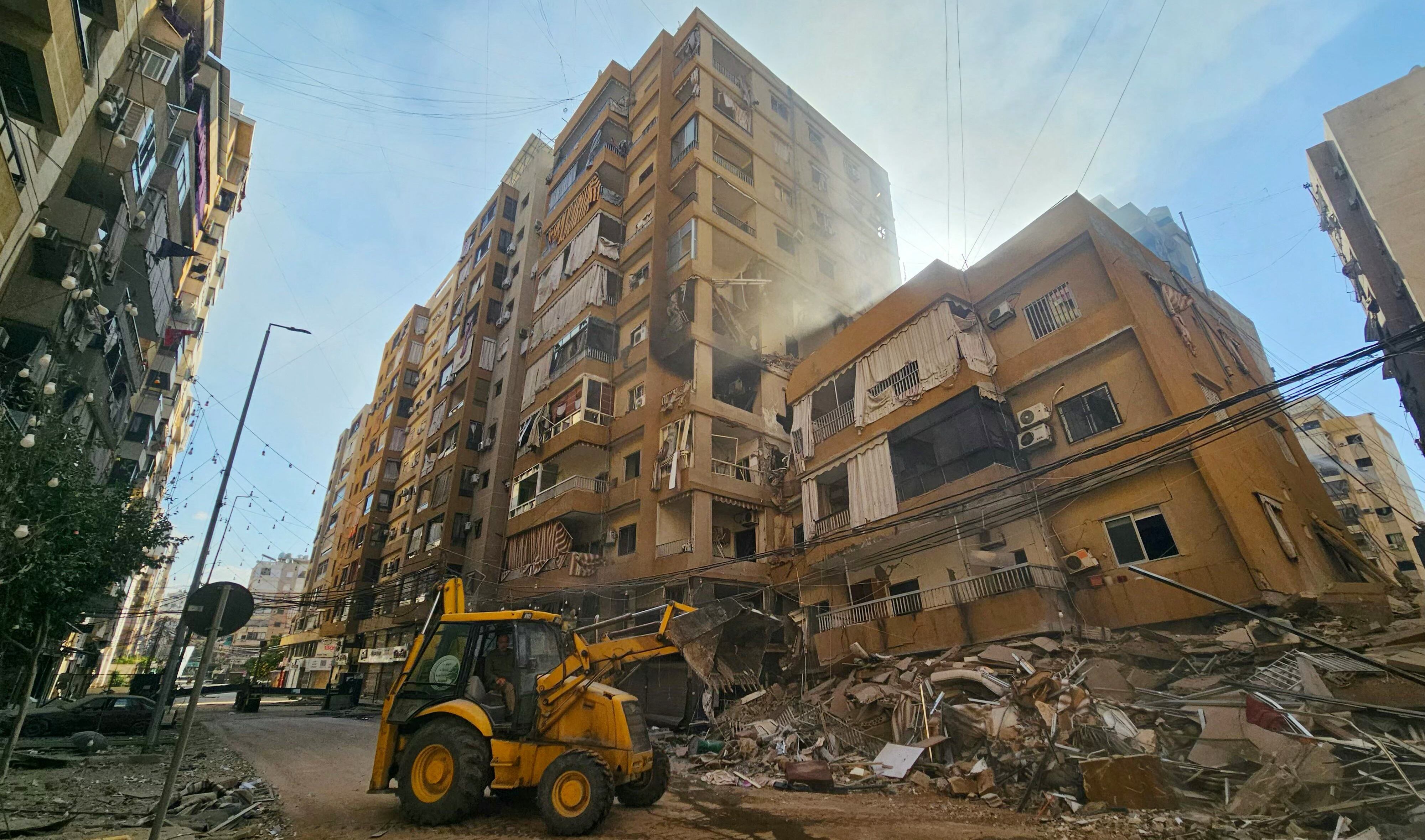 Remueven escombros en Haret Hreik, al sur de Beirut, Líbano, tras ataque israelí