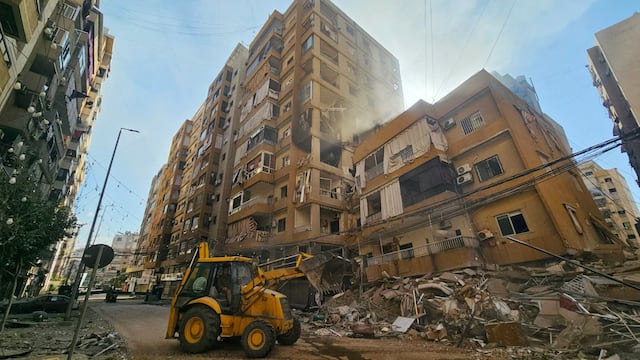 Remueven escombros en Haret Hreik, al sur de Beirut, Líbano, tras ataque israelí
