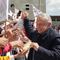 Otra vez critican a AMLO por saludar a la gente y no usar cubrebocas