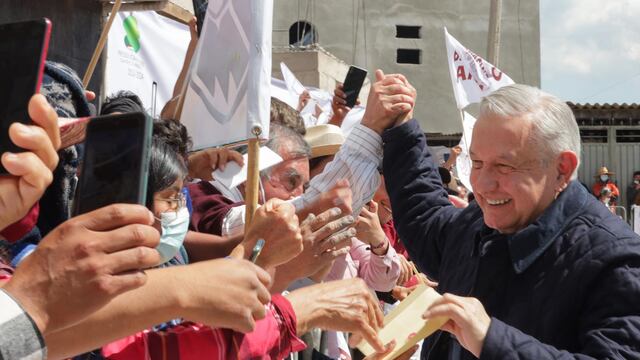 Critican a AMLO por saludar sin cubrebocas