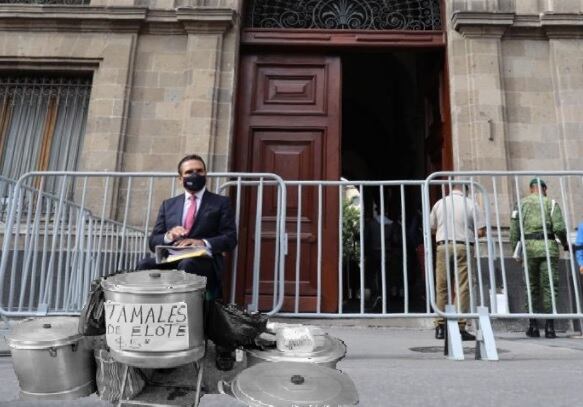 Silvano Aureoles vende tamales