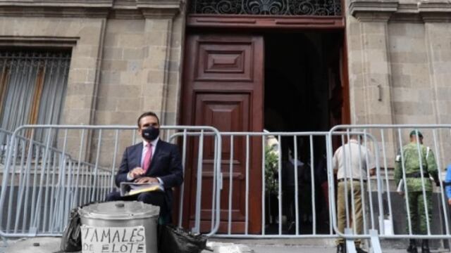 Silvano Aureoles vende tamales