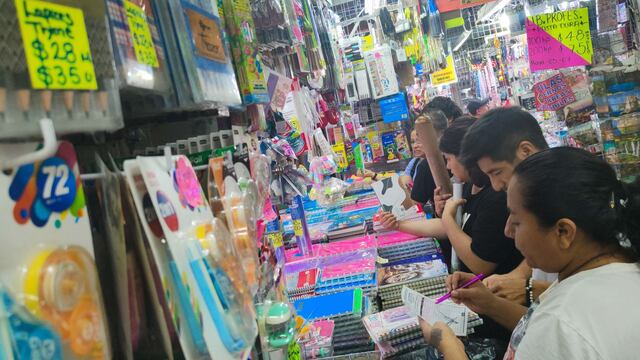 En el marco del regreso a clases, padres de familia acudieron a comprar la lista de útiles escolares en Plaza Mesones en el Centro Histórico