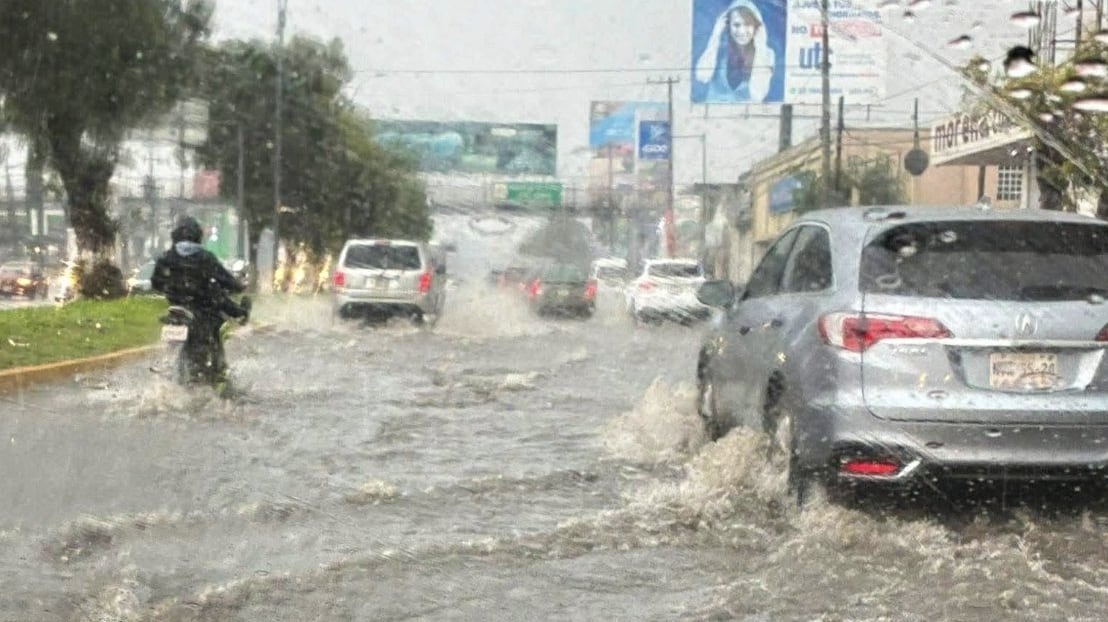 Así quedó la vía Gustavo Baz por inundaciones tras lluvias en Tlalnepantla, Estado de México