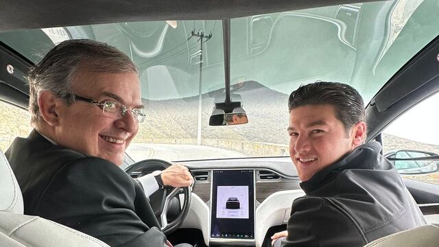 Marcelo Ebrard y Samuel García en recorrido por terreno de la planta de Tesla