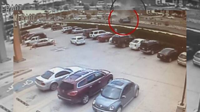 Cámara de seguridad capta momento de aparatoso accidente en Cabo San Lucas (video)
