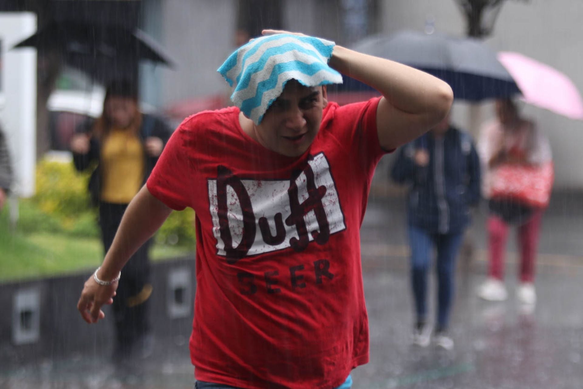 Un joven bajo la lluvia en CDMX