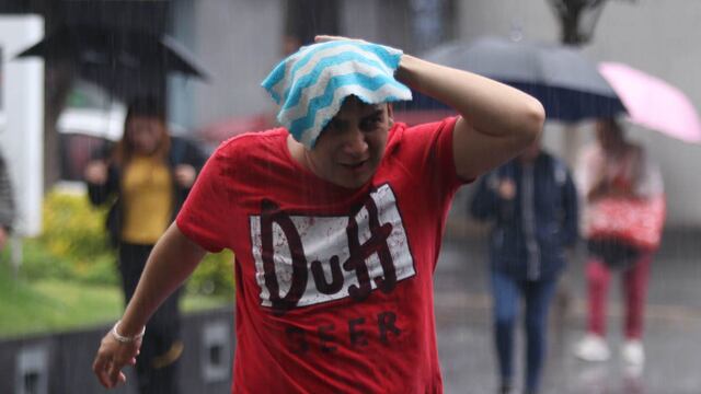 Un joven bajo la lluvia en CDMX
