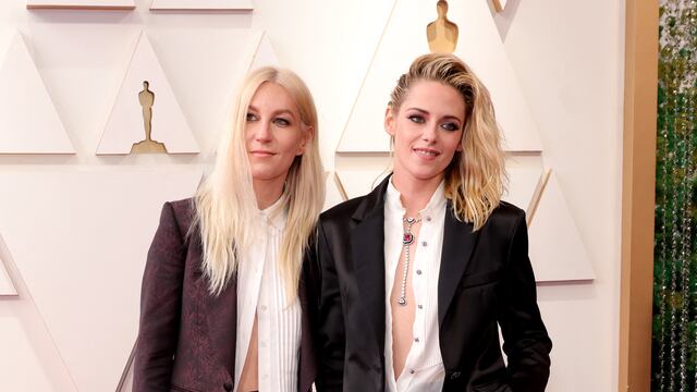 Kristen Stewart llega con su novia, Dylan Meyer a la Alfombra Roja de los Oscar 2022