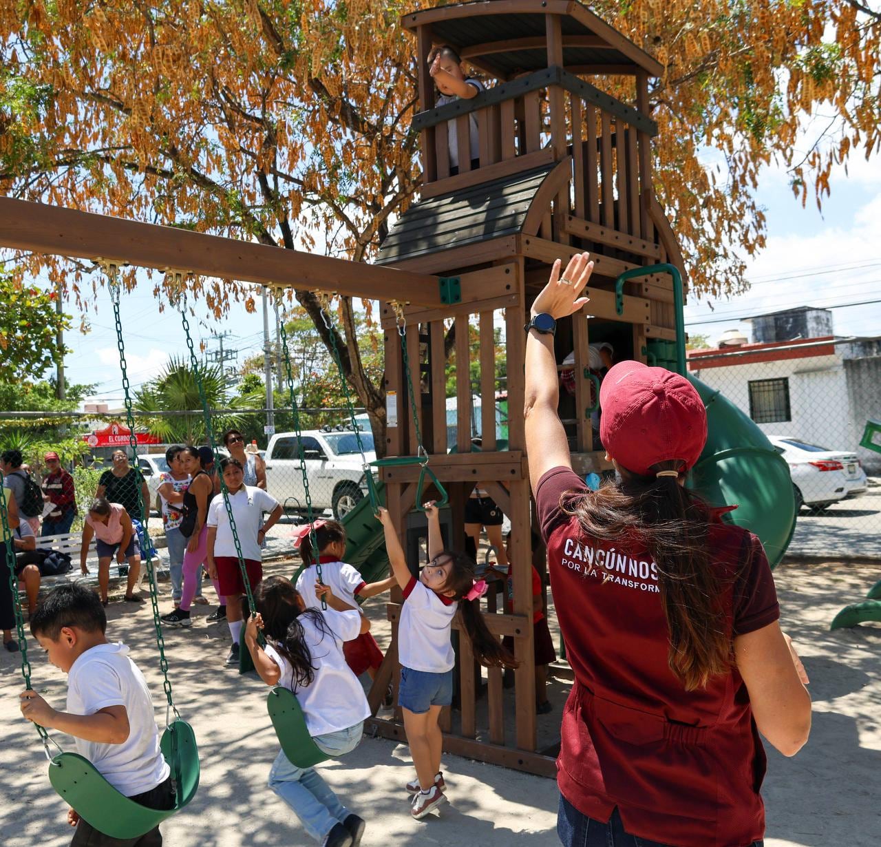 Cancún fortalece espacios para la niñez con juegos en Parque San Antonio.